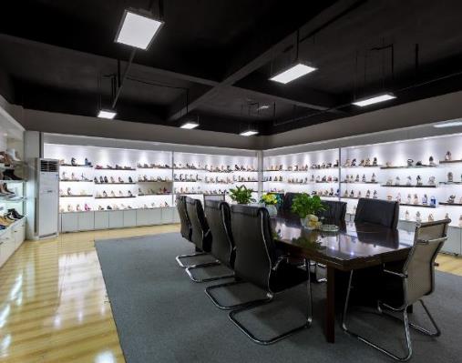 YUEHE DESIGN Showroom with women's shoe samples